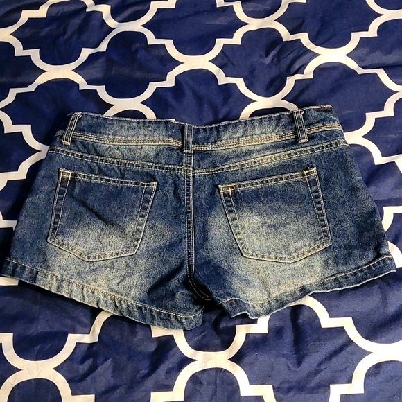 UK2LA - Super Cute Jean Shorts! - Picture 2 of 6